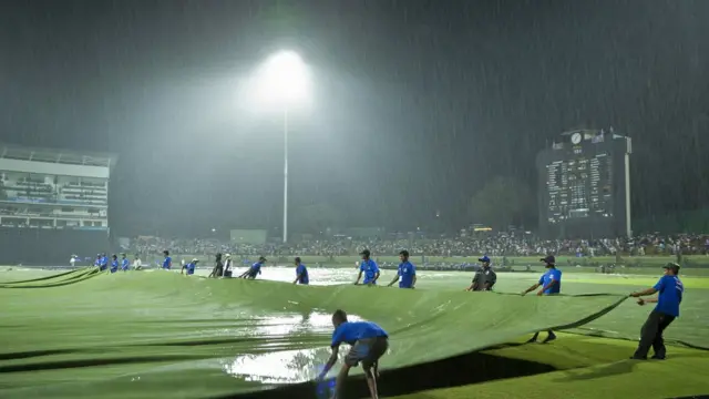 ক্রিকেট খেলার সাথে চিরকালই জড়িয়ে আছে বৃষ্টি। শ্রীলংকার কান্ডিতে বৃষ্টিবিঘ্নিত একটি ম্যাচ