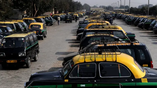 দিল্লি বিমান বন্দরের সামনে ট্যাক্সির সাড়ি