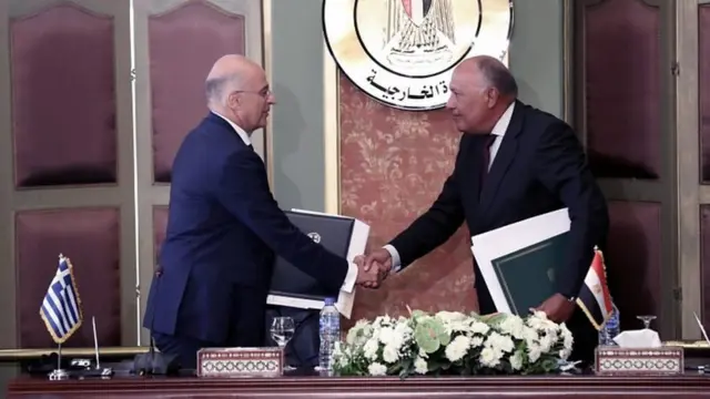 یونان اور مصر نے گذشتہ ماہ سمندری حدود سے متعلق ایک معاہدے پر دستخط کیے ہیں۔ یہ جھگڑا اب یونان ترکی اور یونان کی سمندری حدود سے باہر تک پھیل چکا ہے جس میں خطے کے کئی فوجی اتحاد اور ممالک شریک ہو چکے ہیں۔