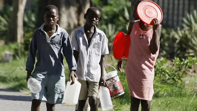 Ụmụaka na-achọ mmiri