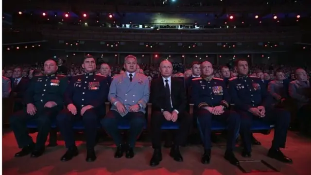 «Komandir s pozыvnыm Silьver». Komandir 106-й tulьskoй divizii VDV general Vladimir Seliverstov (kraйniй sprava) na koncerte v čestь 23 fevralя (2020 god)