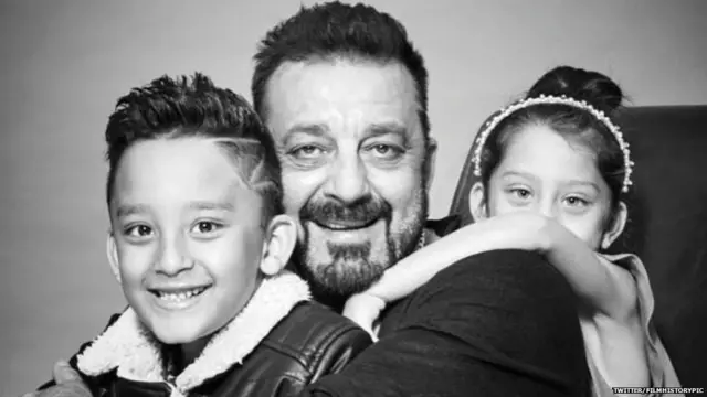 બાળકો સાથે સંજય દત્ત