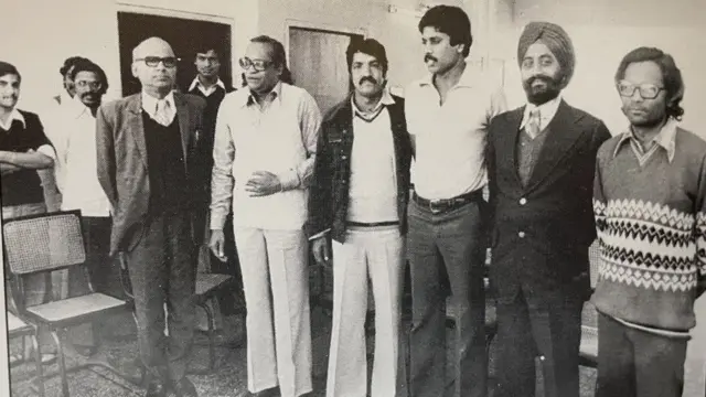 पूर्व भारतीय कप्तान कपिल देव के साथ प्रभाष जोशी (बायें से दूसरे)