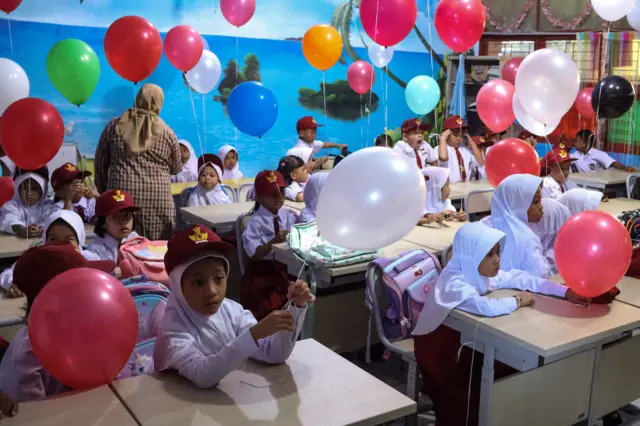 Ilustrasi: Sejumlah peserta didik Sekolah Dasar (SD) membawa balon saat hari pertama masuk sekolah.
