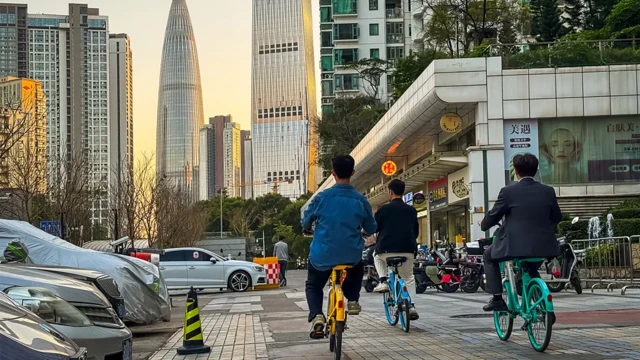 Những tòa nhà chọc trời và chương trình thuê xe đạp điện ở thành phố Thâm Quyến phản ánh sự phát triển nhanh chóng và sức hấp dẫn của nơi đây đối với người nước ngoài