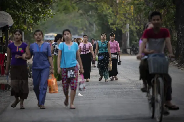 ပြည်တွင်းစက်ရုံအလုပ်သမားတွေရဲ့ ရုံးဆင်းချိန်မြင်ကွင်း (ပုံဟောင်း)