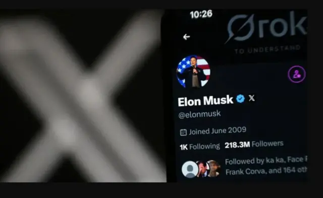 X는 블루스카이 같은 신생 소셜 미디어 기업에 밀려 사용자를 잃고 있다 