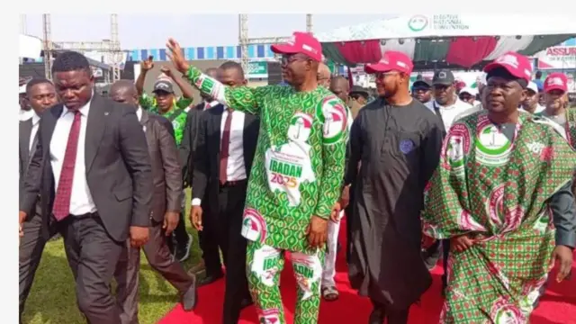 Gomina Seyi Makinde pẹlu awon eeyan mi-in nibi ipade to waye n'Ibadan