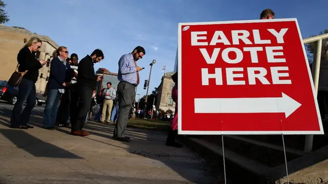 Longas filas para votação antecipada.