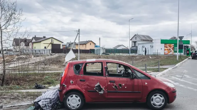 Машины пытавшихся эвакуироваться на улице Бучи