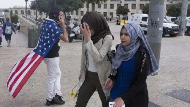 যুক্তরাষ্ট্রের সিদ্ধান্তে উল্লসিত ইসরায়েলিরা, কিন্তু ক্ষুব্ধ ফিলিস্তিনিরা