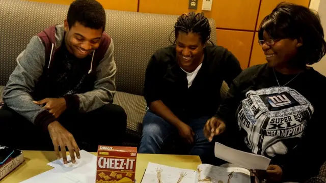 Wanafunzi wakiwa maktaba