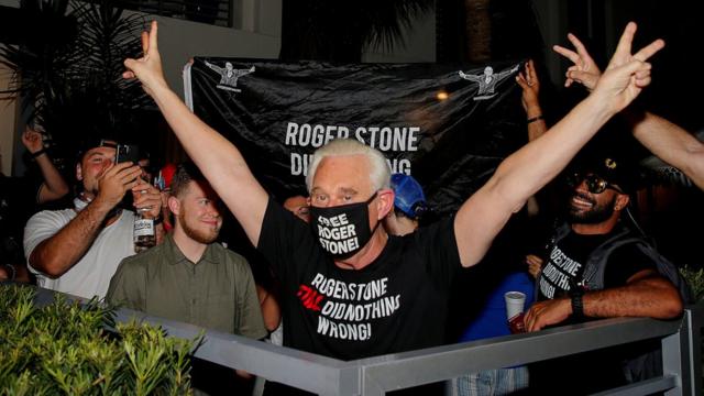 罗杰·斯通得知获特朗普减刑后在佛罗里达州劳德代尔堡家门前举起胜利手势庆祝（10/7/2020）