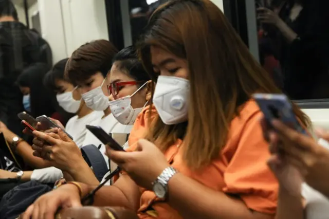 คนนั่งรถไฟฟ้า