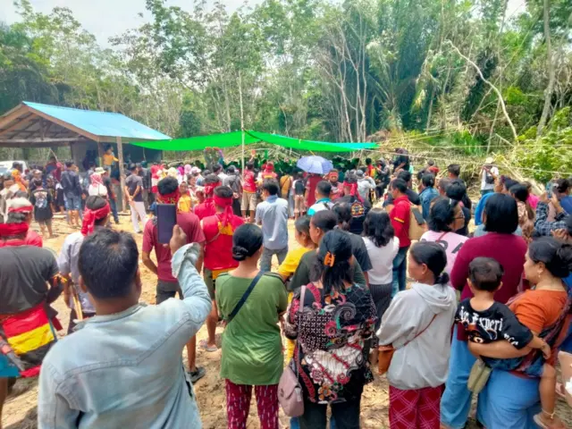 Warga memadati lokasi penguburan Gijik yang meninggal dalam unjuk rasa.