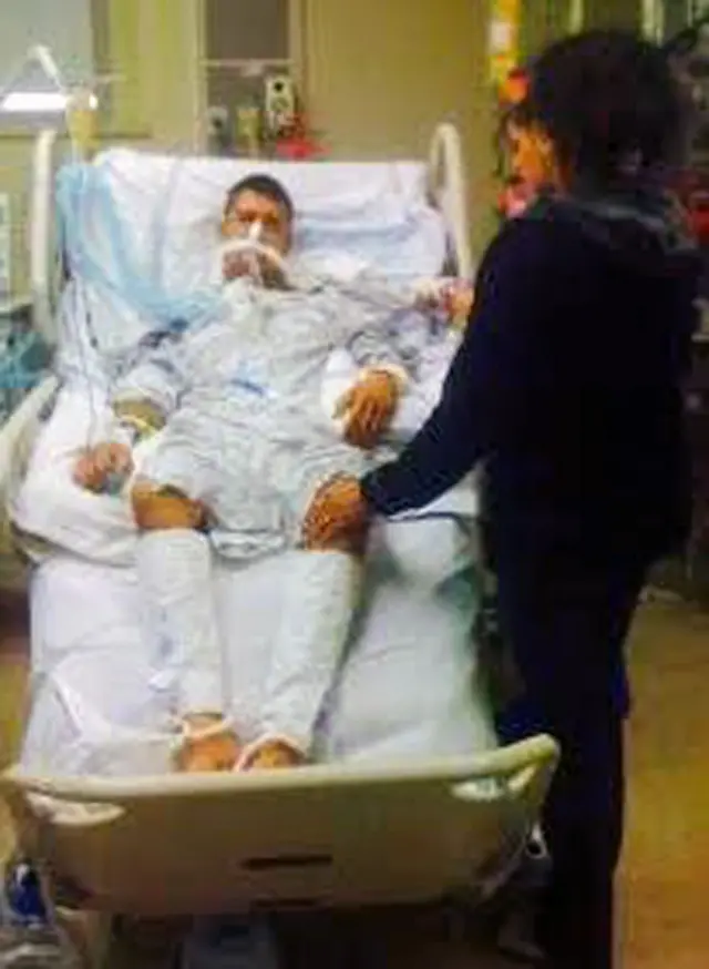 Адам в больнице после нападения на него в 2011 году