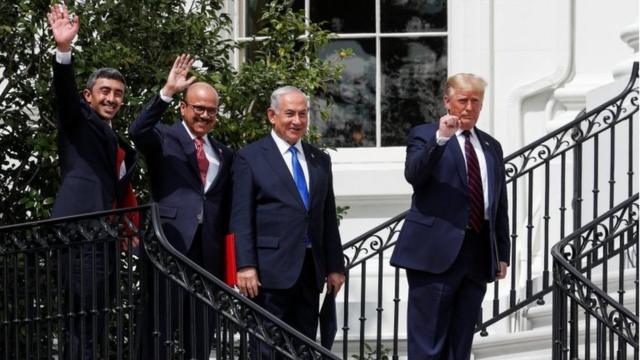 O ministro das Relações Exteriores dos Emirados Árabes Unidos, Abdullah bin Zayed (à esquerda); Ministro das Relações Exteriores do Bahrein, Abdullatif Al Zayan (2 à esquerda); O primeiro-ministro israelense Benjamin Netanyahu e o presidente dos EUA, Donald Trump, na Casa Branca (15/09/20)