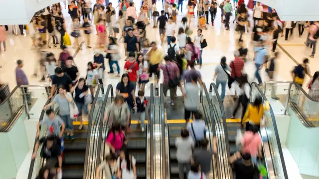 Compradores en un centro comercial (genérica).