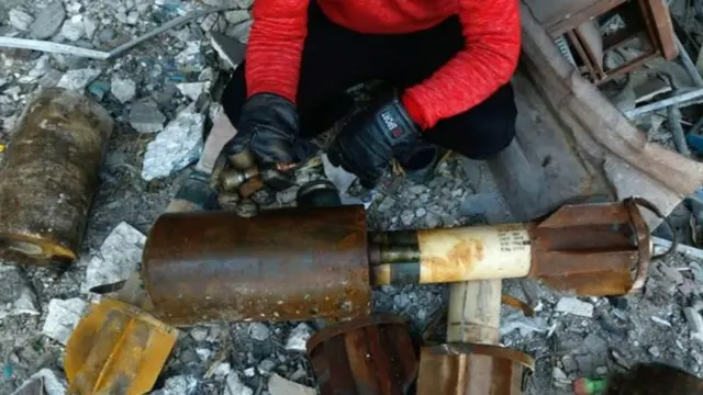 দুমায় দৃশ্যত সরকারি বাহিনীর নিক্ষিপ্ত একটি রকেট