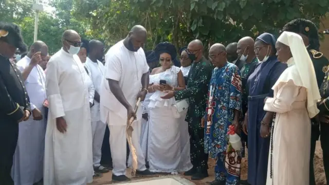 Ezinaụlọ Chike Akunyili na-etinye aja n'ili ya