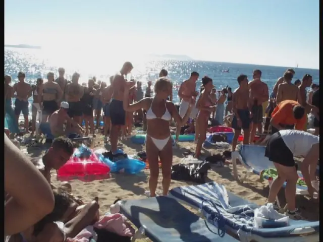 ljudi plešu na plaži