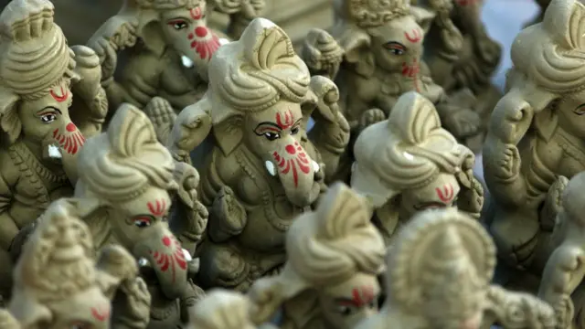 ગુજરાતમાં ગણેશસ્થાપના અને વિસર્જનના કાર્યક્રમોમાં વધુમાં વધુ 15 લોકો સામેલ થઈ શકશે