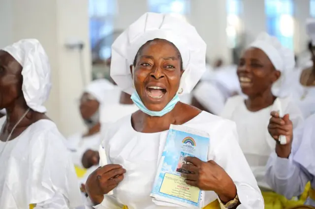 Mambobin majami'ar Celestial Church of Christ na gudanar da addu'o'i a ranar Lahadin Easter a shalkwatar su da ke gundumar Ketu a Lagos.
