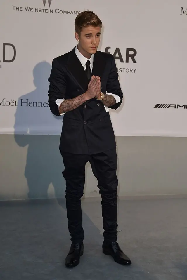 துப்புரவு வாளியில் சிறுநீர் : ஜஸ்டின் பீய்பர் குறித்த ஐந்து தகவல்கள்