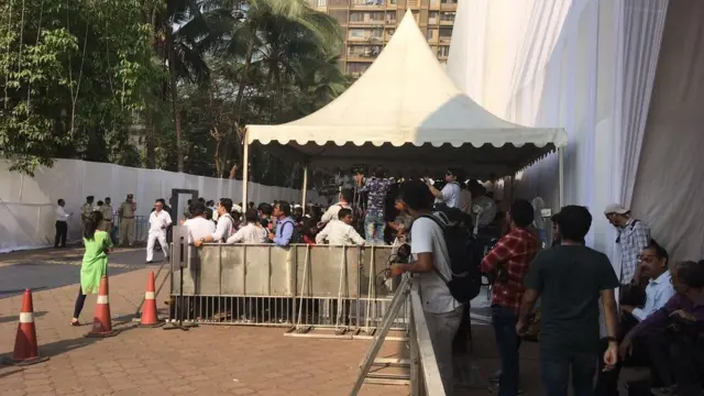 ஸ்ரீதேவியை வழியனுப்பி வைக்க காத்திருக்கும் ஆயிரக்கணக்கான ரசிகர்கள் (புகைப்படத் தொகுப்பு)