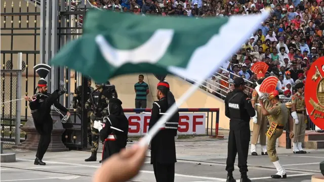 পাকিস্তান ও ভারতের সীমান্ত রক্ষাকারী বাহিনী লাহোরের কাছে ওয়াগা সীমান্তে পতাকা অনুষ্ঠানে অংশ নিচ্ছে,. ৩০-০৩-২০১৯