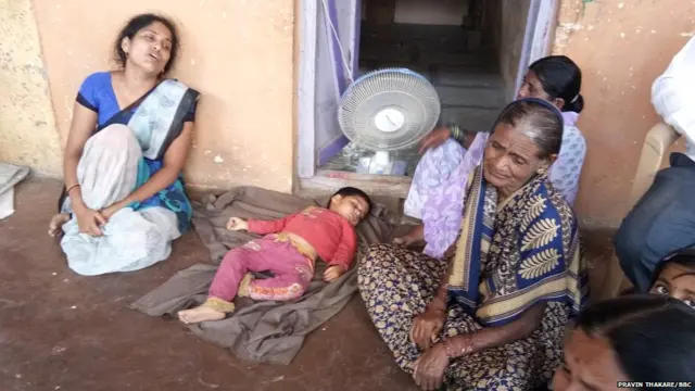 मृत वसंत ठुबे यांच कुटुंबिय