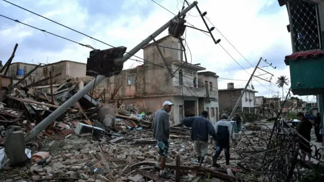 Calle de La Habana que muestra destrozos.