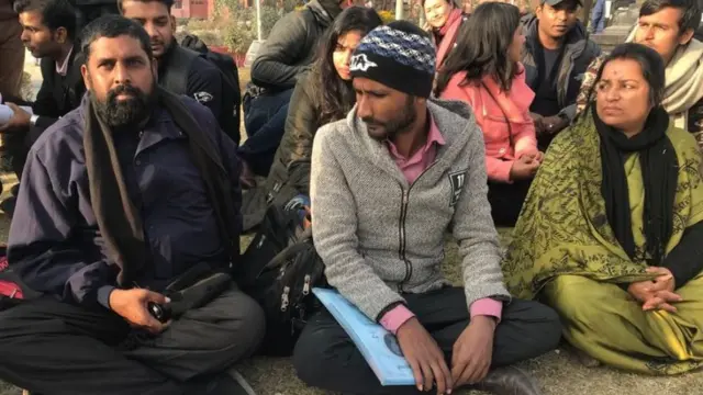 धर्नारत उखु किसान