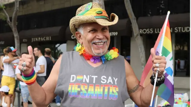 Hombre con una remera en contra a DeSantis