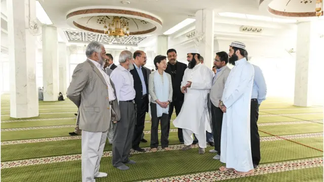 林郑月娥（图中）周一（10月21日）到访清真寺，向香港穆斯林社群领袖就水炮车射水进入清真寺范围内致歉。