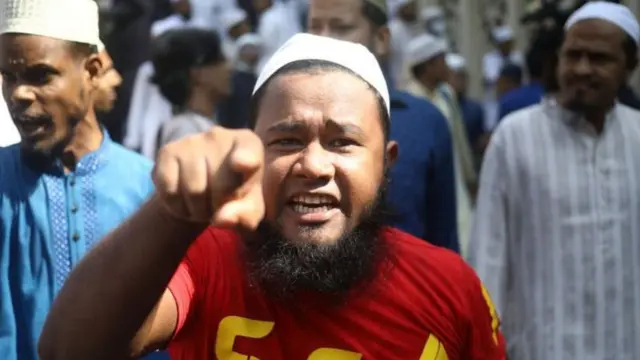 નોઆખાલીના ઇસ્કૉન મંદિરમાં આ હુમલાથી ત્યાંના હિંદુ સમુદાય ડરમાં છે અને તેને કારણે રસ્તા પર પ્રદર્શનો થઈ રહ્યા છે.