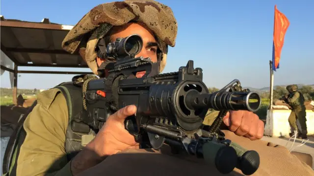 جندي من وحدة غادسر يرابط في نقطة تفتيش بالقرب من مدينة جنين