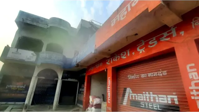 अभियुक्त राकेश चौधरी का घर और दुकान