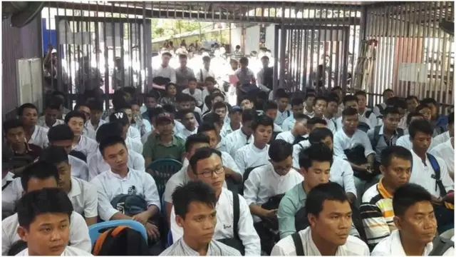 အစိုးရပြည်ပအလုပ်အကိုင် အေဂျင်စီရုံးမှာတွေ့ရတဲ့ အလုပ်သမားတွေ