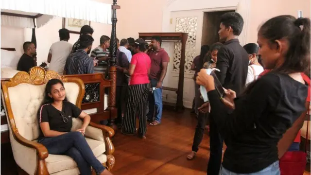 શનિવારે શ્રીલંકાના રાષ્ટ્રપતિ ગોટાબાયાના સરકારી આવાસ પર કબજો કરીને બેઠેલા કેટલાક પ્રદર્શનકારીઓએ સારા લૉકેશન જોઈને ફોટા પણ પાડ્યા હતા