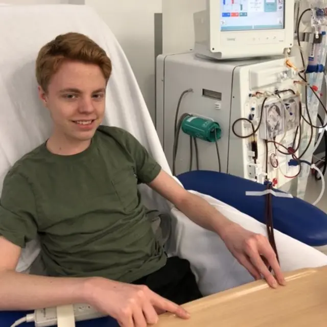 Син пані Бінгем регулярно проходить процедуру діалізу