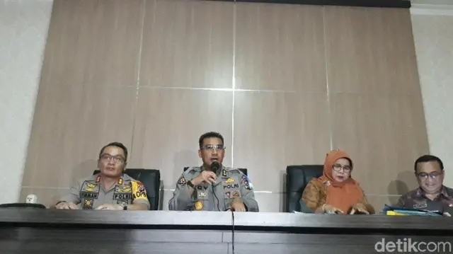 Kabag Wassidik Ditreskrimsus Polda Banten AKBP Dadang Herli memberikan keterangan pers soal pungli pengambilan jenazah korban tsunami.