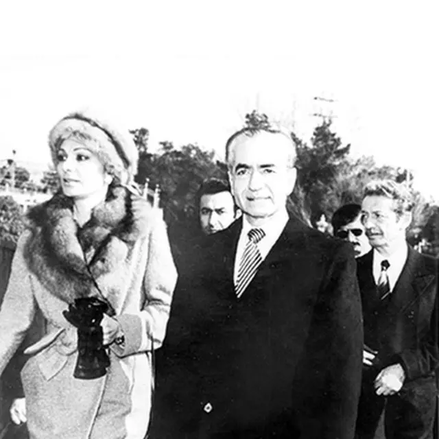 شاه و شهبانو فرح در فرودگاه مهرآباد