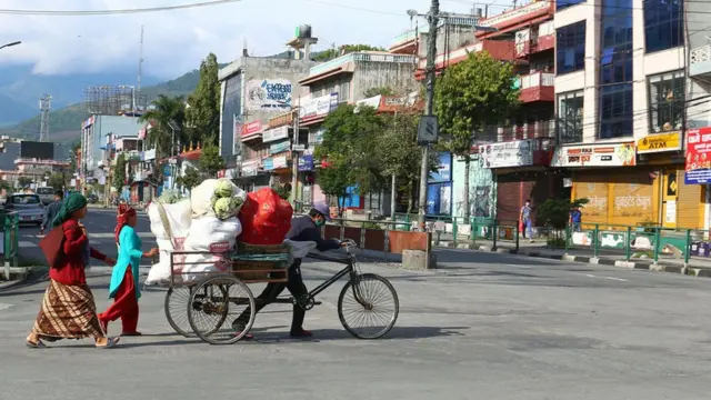 लकडाउनका बेला पोखराको सभागृहचोकबाट ठेलामा तरकारी लिएर बेच्न लगिँदै