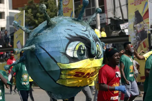 Duk a rana guda, wani mai fatan wayar da kai ta hanyar sanya kaya masu kama da ƙwayar cutar korona na cikin dubban mutanen da suka shiga tsere a Addis Ababa a Habasha.