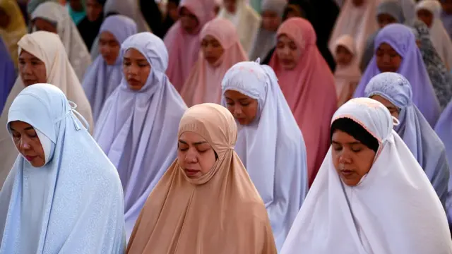 தாய்லாந்தில் பாங்காக்கிலுள்ள மசூதியில் தொழுகை செய்கின்ற இஸ்லாமிய பெண்கள்