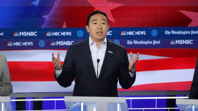 Andrew Yang durante uno de los debates presidenciales