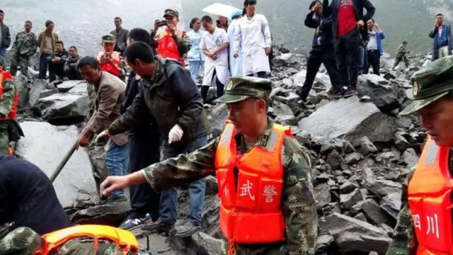 انضمت الفرق الطبية إلى خدمات البحث على أمل العثور على ناجين