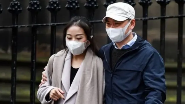 ਮਾਸਕ ਪਾਈ ਜੋੜਾ