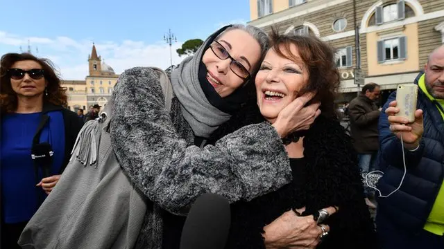 کلودیا کاردیناله در مراسم خاک‌سپاری پاسکال اسکویتری